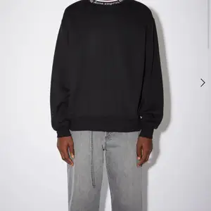 Säljer min acne studios sweatshirt som bara är använd ett fåtal gånger. Nypris 2500kr. Strl Small