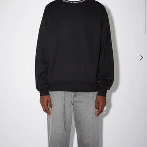Acne studios sweatshirt - Säljer min acne studios sweatshirt som bara är använd ett fåtal gånger. Nypris 2500kr. Strl Small