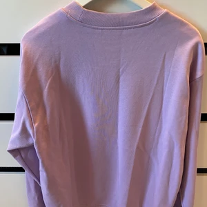 Lila sweatshirt  - En fin lila sweatshirt från monki! Den är för stor för mig så har aldrig använt den❤️❤️