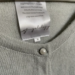 Snygg ny kofta i ull och angora blandnin - Snygg ny kofta i ull och angora blandning •Storlek M •Snygg, varm och mjuk •Aldrig använd, bara upptvättad •Pris: 99 kr 🚫Djurfritt och rökfritt hem 📍Kan mötes upp i Mölnlycke centrum 📬Kan skickas mot fraktkostnad (66 kr)