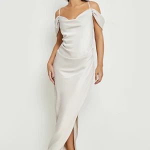 Balklänning - Säljer denna superfina balklänning i champagne från boohoo. Är helt ny med lappar kvar i storlek 38. Hör av dig om du har frågor eller är intresserad!🥰