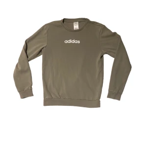 Adidas sweatshirt  - Adidassweatshirt köpt på stadium, knappt använd då den inte passar mig så bra men jättefin tröja😘