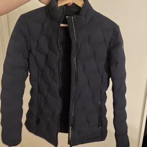 Jacka - Relativt tunn jacka som sitter tajt på kroppen men som är i helt nyskick eftersom jag aldrig riktigt känner för att använda den 🫶🏽 2400:- Betalning sker via swish och frakt tillkommer!