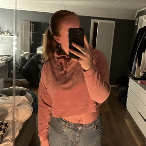 Hoodie - Kortare rosa hoodie i bra kvalitet. Storlek S