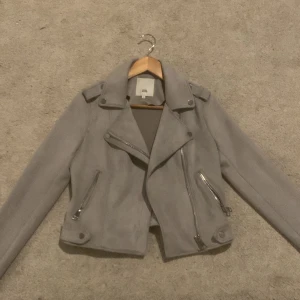 Trendig vårjacka - Mocka immitation tunn kort jacka som passar perfekt nu till våren!  Hör gärna av er vid frågor, flera bilder osv <33