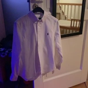 Vit Ralph lauren skjorta  - Vit Ralph lauren skjorta köpt för Max 2 år sedan men bara använd ett fåtal gånger. Skick 10/10 inga fläckar eller andra defekter