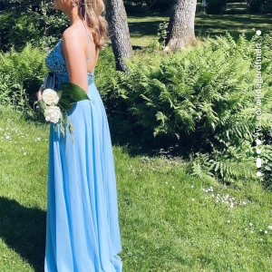 Balklänning  - Säljer min otroliga balklänning från dressroom Linné i strlk 38 Endast använd en gång, ytterst lite smutsig i nederkanten, men syns bara om man kollar nära. Nypris 5000:- Lite sydd i armhålorna/kring brösten! Men är du intresserad kan jag skicka mina mått