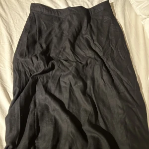 Svart kjol - Svart kjol i storlek S. Svår att få bra bild på, men den är lite längre i modellen och slutar ungefär vid knäna. 