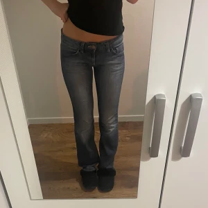 Jeans  - intressekoll på dessa jeans från esprit. De är i bra skick men har lite slitningar längs ner vid fötterna, de är i strl 28/32 och passar bra i längden på mig som är 168