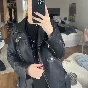 SKINNJACKA OVERSIZED NAKD - Superfin skinn jacka från NA-KD i storlek 32, jackan är lite oversized i sig självt ❤️