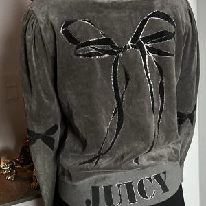 Juicy Couture kofta - Militärgrön tröja från Juicy Couture i strl L/XL. Lite nopprig på insidan och lappen är halvt borta 💚 Finns att hämta på Östermalm eller postas med PostNord spårbart (79kr).