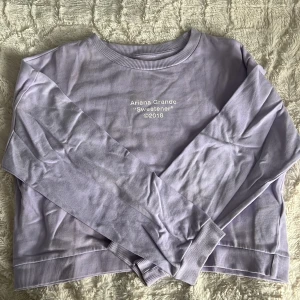 Ariana Grande h&m - Den är från min Ariana Grande merch collection, inte så mycket använd, den är köpt på h&m.