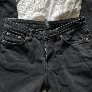 Weekday straight jeans - Hej! Säljer mina svarta jeans från weekday. Har knappt använt då de är försmå för mig. Har ni frågor så är det bara att skriva till mig💗 