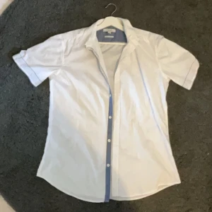 Kortärmad skjorta - Sjukt najs kortärmad skjorta tills sommarn. Storlek L men sitter som en oversized M. Från märket SMOG, använd endast någon enstaka gång.   Skriv ifall ni har fler frågor eller vill ha mer bilder;)