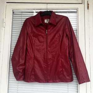 Röd veganskläderjacka - Röd läderjacka (vegansk läder) säljes. Fint skick, strl: XL, men passar som one size beroende på hur man vill att den ska sitta. Inga skavanker eller dylikt. Skicka prisförslag:) 
