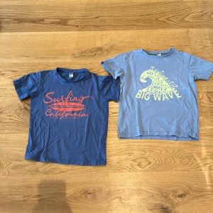 T-shirt med motiv - 6st t-shirts med motiv. Bild 1: blågrå t-shirts med surfmotiv från franska märket Tape à l’oeil. Stlk 140 Bild 2: t-shirts från Gap röd med motorcykelmotiv, blå med hörlurar, stlk small (6-7år) Bild 3: blå (6-7år) resp. gul t-shirt (8år) från Gap