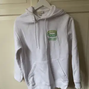 Hoodie från H&M Man, mindre missfärgning runt krage från smink