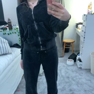 Champion mjukisset - INTRESSEKOLL! Eventuellt säljer jag mitt championmjukisset, om du är intresserad så gilla detta inlägget så kanske det blir budgivning eller något! Byxorna är relativt använda men inte tröjan. Inga tydliga tecken på användning❤️