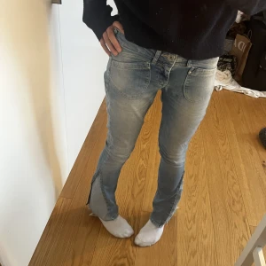 Lågmidjade pepe jeans - Lågmidjade bootcut jeans från pepe jeans, storlek 32. Gratis frakt om man trycker på köp direkt! Sydda där nere