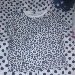 De en leopard print t-shirt som sitter nästan som en crop top