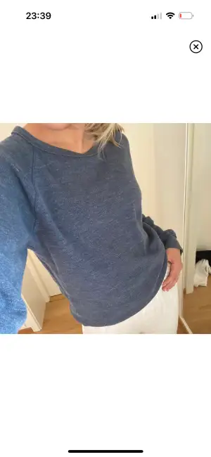 Så skön blå collegetröja från H&M, den är unisex och storleken är bortklippt men tror den är M (lite oversized S) 💙 Använt skick men ändå fin, inga defekter som hål eller så!