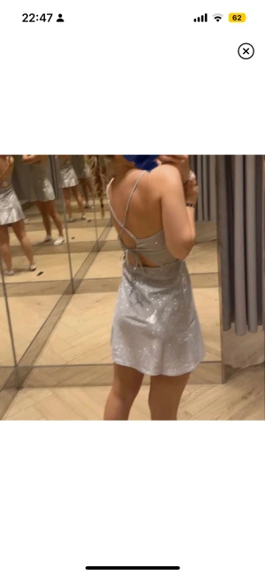 Glitter klänning - Fantastisk glitter klänning med öppen rygg. Helt oanvänd och i perfekt skick. Perfekt till fest eller annat roligt. I storlek XS men passar även de som har S