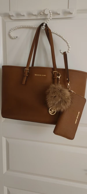 Michael Kors  - Väskan och plånboken. Väskan knappt använd och plånboken aldrig använd.