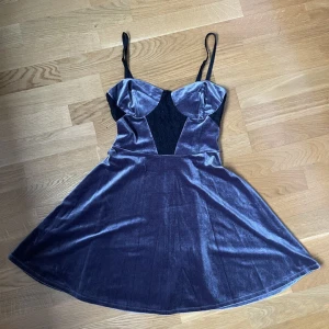 Klänning  - En hjärtformad klänning i sammet 🖤