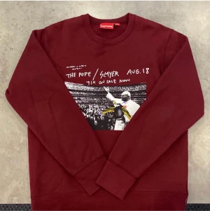Supreme The Pope Crewneck *NY SKICK* - Supreme The Pope Crewneck / Sweatshirt  Burgundy Färg (Vinröd) Storlek: M Konditon: Knappt använd 9,5/10 Inga Flaws (Nyskick)