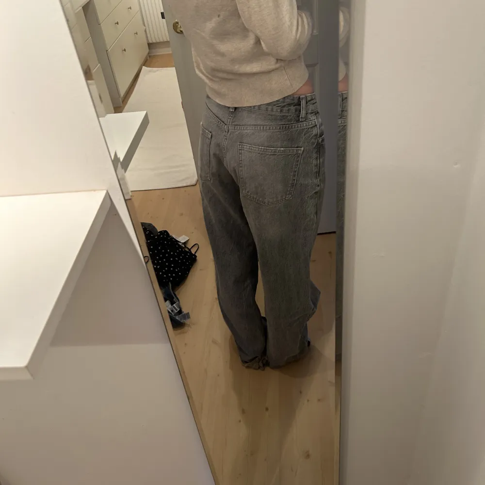 Breda jeans från zara i en grå färg, superfina men tycker de är lite stora på mig. Stel 36 o långa på mig som är 170❣️. Jeans & Byxor.