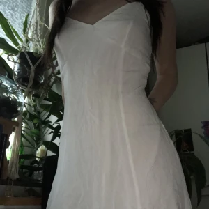 Vit klänning - Perfekt som studentklänning eller bara till sommaren😍Ej genomskinlig, justerbara band. Sitter superfint på kroppen, köpt på hm för x antal år sen