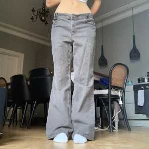 Jeans - Köpta secondhand! Midjemåttet är 83cm och innerbenslängden är 73cm💞