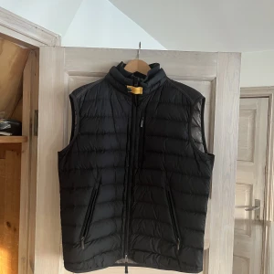 Parajumper väst L - Parajumper väst i storlek L. Nypris är 3800 men säljer för 1800. Kan gå ner i pris vid snabb affär. Västen är i mycket bra skick. Är även öppen för byten. 