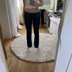 Lågmidjade jeans  - Lågmidjade jeans! Säljer då de var för små för mig, skulle säga att de passar 32,34 eller 36 (jag brukar ha 36/38)❣️Raka i benen! Köparen står för frakt❤️