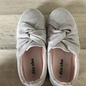 Ett par vår-sommarskor🤍 - Ett par gråa skor! Det är till vår eller sommar, för det börjar ju närma sig. Använda: 1-3 gånger😊 Storlek: 33😊 Skriv gärna om ni är intresserade!