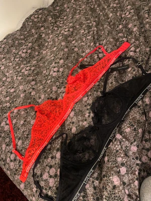 Lounge bh - Säljer 2 styckna lounge bhar. Säljes de då har blivit för små. Lappar kvar på båda! Skulle säga att Bhn passar en B-C kupa med ca 65-80 omkrets. 250kr styck, köpt för 500 styck