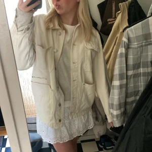 Vårjacka  - En beige jeansjacka 💕💟