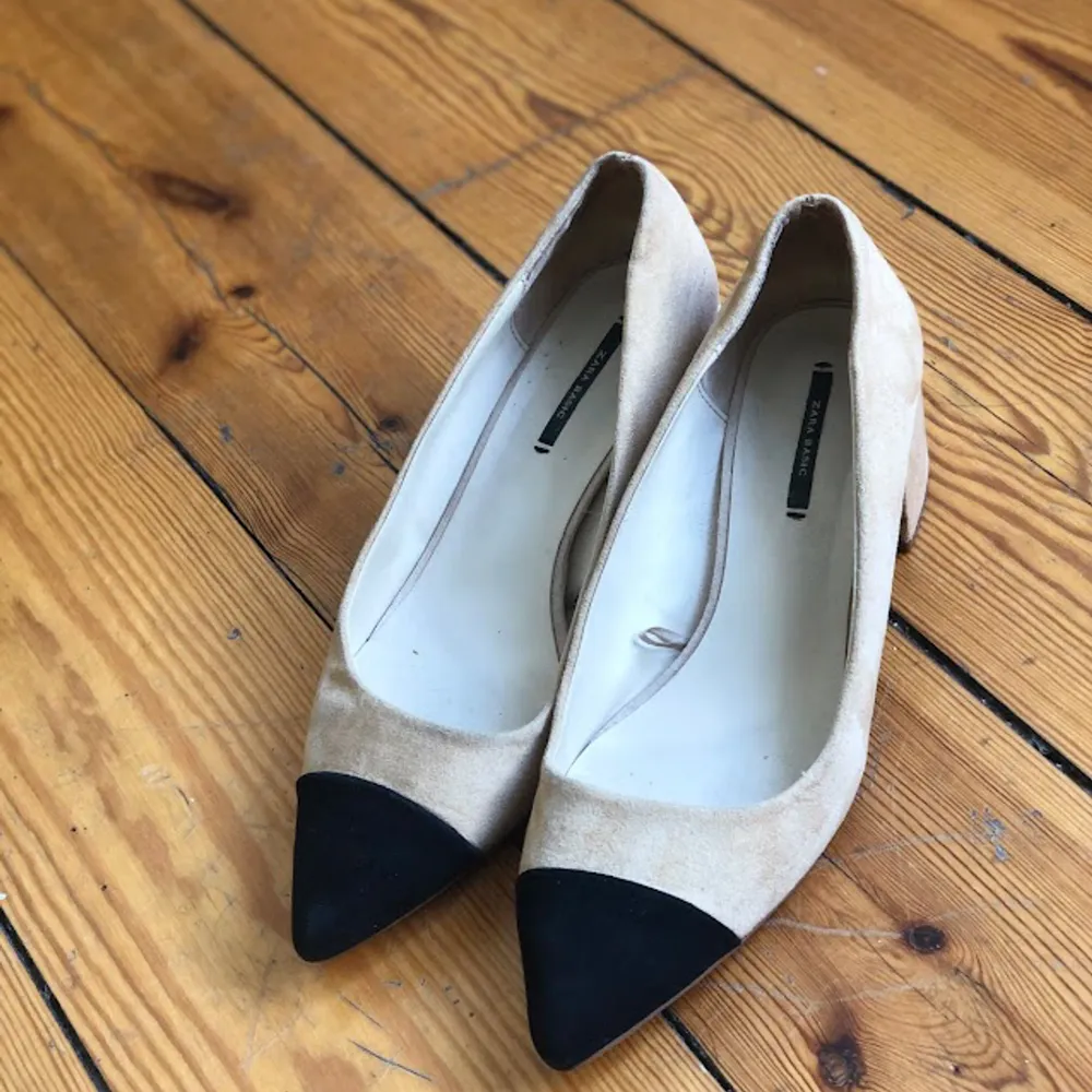 Zara stunning slip on shoes. Very popular model. They have some signs of wear. Size 38  Pick up available in Kungsholmen  Please check out my other items! :) . Skor.