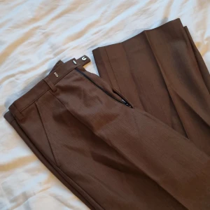 Kostymbyxor  - Fina vintage kostymbyxor med pressveck som tyvärr blivit för små för mig. Står ingen strl men skulle säga typ S. Fint skick. Köparen står för frakt. 