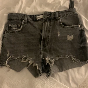 Jeansshorts zara - Säljer mina gråa jeansshorts från zara. Dom har tyvärr aldrig suttit speciellt fint på mig. Kom privat för fler bilder💗köparen står för frakt!!