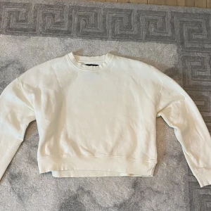 Vit sweatshirt lager 157 - Säljer denna vita sweatshirten från lager 157. Storlek xs/ s. Säljer för 40kr