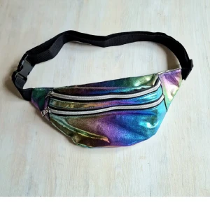 Rave bumbag - RESERVERAD! FREE SHIPPING UNTIL 18 APRIL! Bästa midjeväskan till festivalen/ravet eller när du vill spice up the vardag. Du har hela TVÅ fack att tappa bort precis allt i.