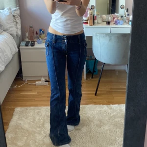 Jeans utan fickor från brandy mellvie - Jag säljer dessa skit snygga jeans från brandy mellive då de ej kommer till användning. Jeansen är i storlek S som  motsvarar ca 32/34❤️. Skriv för fler bilder!