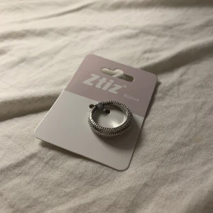Silver ring  - Silver ring som är helt slutsåld på dollarstore