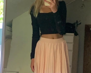 Volangkjol nakd - Superfin volangkjol som även kan användas som topp! Knappt använd och gratis frakt! 💕