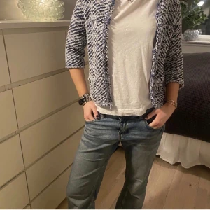 Kofta - Stickad trekvartsärmad kofta, storlek M. 200kr. Gratis frakt och man trycker på köp nu