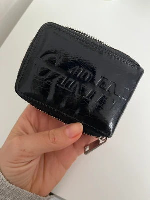 Carin Wester korthållare - En perfekt liten plånbok/korthållare från Åhléns, märke Carin Wester. Nypris 199kr, sparsamt använd så inga tydliga tecken på användning ☺️