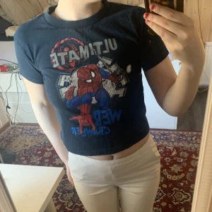 söt babytee - en spiderman babytee som är så söt