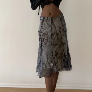 MESH KJOL - Transparent knälång kjol perfekt för våren och sommaren. 