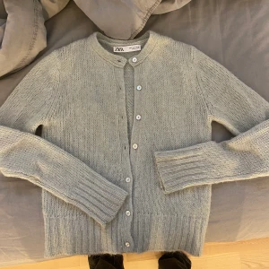 Stickad kofta - Jättefin stickad tröja från zara❤️väldigt fin grön färg